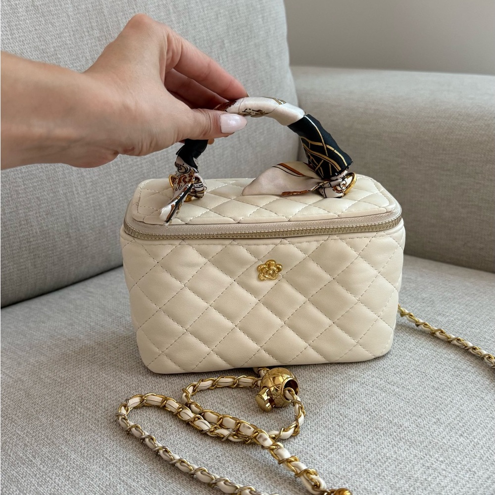 Selling this cute Vanity Case